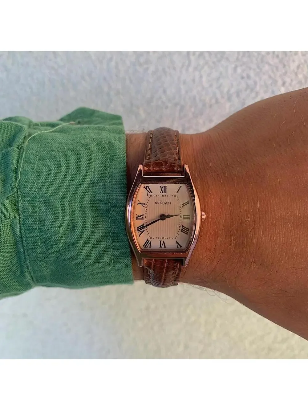 Minimalistic essential vintage style gold and leather style band watch. 9